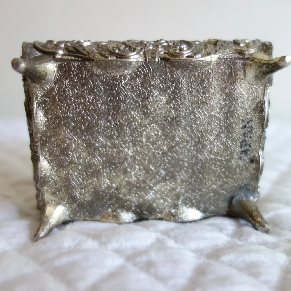 Vtg Silver Plated Man Woman Hunting Trinket Box w/ Red Velvet Lining – Japan